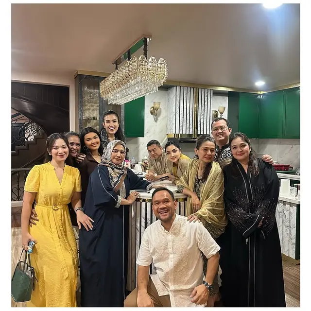 6 Potret Kehangatan Liza Natalia dan Ashanty di Acara Bukber Keluarga Besar