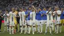 Para pemain Timnas Slovenia memberi applaus kepada para fans setelah bermain imbang 1-1 menghadapi Timnas Denmark pada laga Grup C Euro 2024 di MHPArena, Stuttgart, Jerman, Minggu (16/6/2024). (AP Photo/Matthias Schrader)