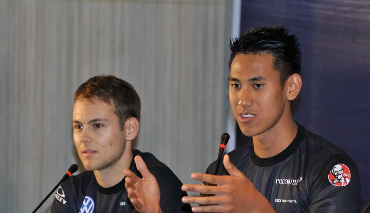 Sean Gelael (kanan) memberikan sejumlah keterangan kepada para wartawan di Jakarta, (12/8/2014). (Liputan6.com/Miftahul Hayat)