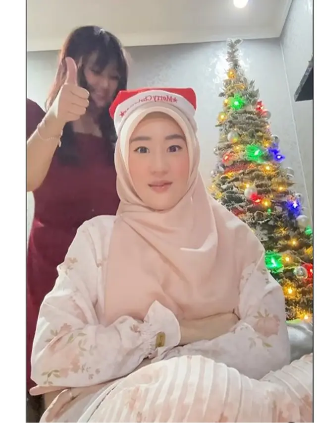 6 Potret Larissa Chou dan Sang Adik yang Rayakan Natal, Saling Menghormati