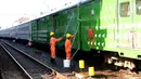 Petugas membersihkan gerbong kereta di Stasiun Senen, Jakarta, Jumat (9/6). Jelang arus mudik Lebaran 2017, PT KAI melakukan perawatan gerbong kereta api yang akan digunakan untuk mengangkut pemudik. (Liputan6.com/Helmi Fithriansyah)