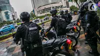 Anggota satuan Brimob bersiap melakukan patroli di kawasan Bundaran HI, Jakarta, Kamis (31/12/2020). Dalam pengamanan malam tahun baru, Polda Metro Jaya menurunkan sebanyak 8.139 personel gabungan dan disebar ke beberapa titik sesuai dengan wilayah hukumnya masing-masing (Liputan6.com/Faizal Fanani)