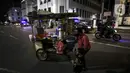 Pedagang menghindari patroli petugas saat pemberlakuan pembatasan mobilitas warga guna menekan penyebaran COVID-19 di kawasan Kota Tua, Jakarta, Selasa (22/6/2021). Pembatasan dilakukan karena meningkatnya jumlah kasus COVID 19. (Liputan6.com/Johan Tallo)
