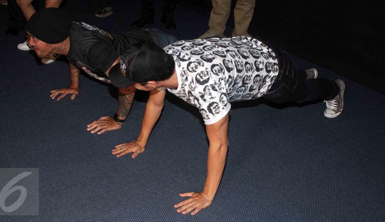 Pemain film Warkop DKI Reborn Abimana Aryasatya (Dono), Tora Sudiro (Indro) melakukan push up saat saat nonton bareng gratis Warkop DKI Reborn Part 1 di Bekasi, Jawa Barat, Sabtu (10/9). (Liputan6.com/Istimewa)