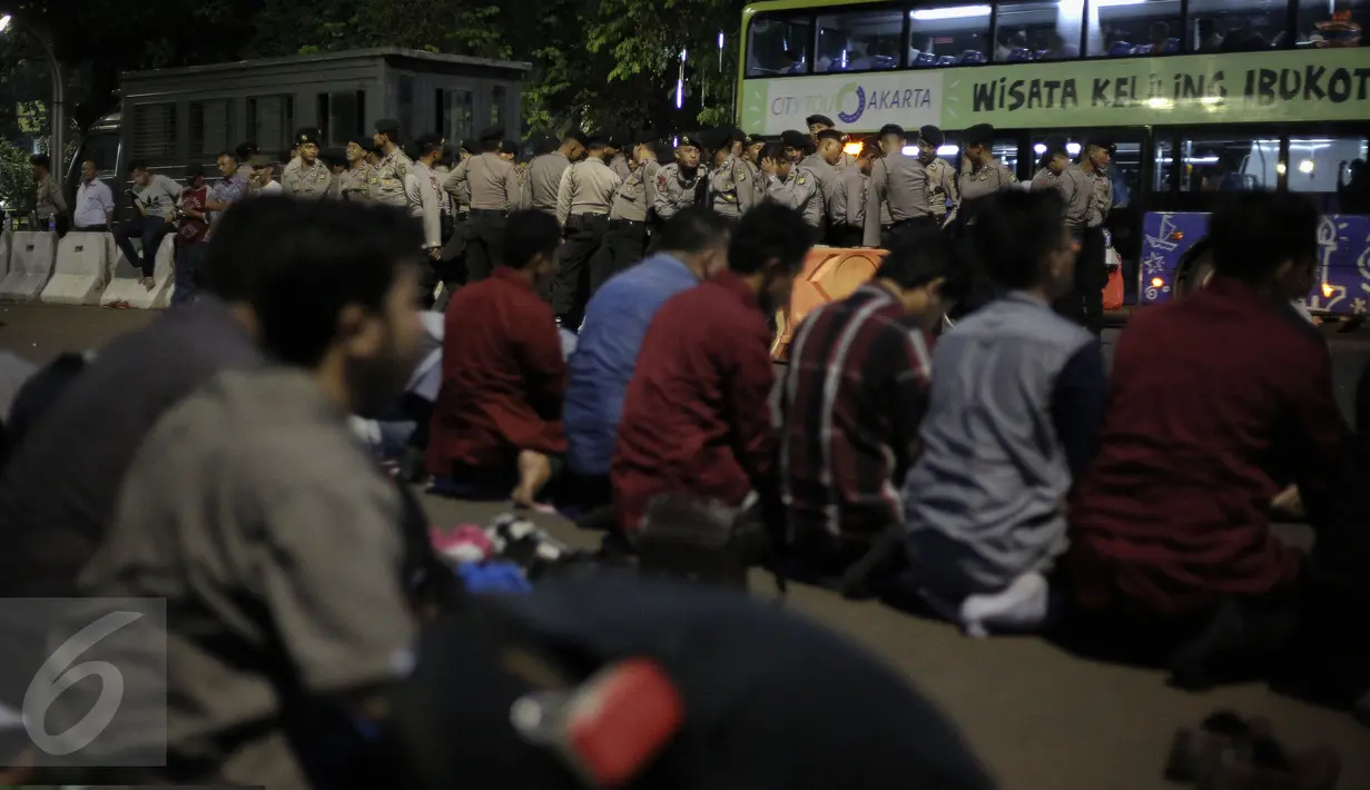 Sejumlah mahasiswa salat berjamaah saat menggelar aksi di depan Istana Merdeka, Jakarta, Rabu (11/11/2015). Aksi tersebut berbarengan dengan Momentum Hari Pahlawan. (Liputan6.com/Faizal Fanani)