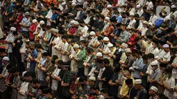 Umat muslim melaksanakan sholat Jumat terakhir pada Ramadhan 1443 H di Masjid Istiqlal, Jakarta, Jumat (29/4/2021). Berdasarkan hisab, Hari Raya Idul Fitri jatuh pada 2 Mei 2022 sementara pelaksanaan rukyatul hilal (melihat posisi bulan) akan dilakukan sehari sebelumnya. (Liputan6.com/Faizal Fanani)
