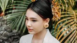 Lahir dan besar di Bali, Lea pun nampak sangat anggun saat mengenakan kebaya. Berbalut kebaya berwarna putih dan kain endek berwarna coklat, Lea terlihat menawan. (Liputan6.com/IG/@ciarachelfx)
