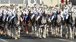 Petugas kepolisian Qatar berpartisipasi dalam latihan parade militer untuk Hari Nasional Qatar di Doha, ibu kota Qatar (11/12/2020). Qatar akan merayakan Hari Nasional pada 18 Desember. (Xinhua/Nikku)