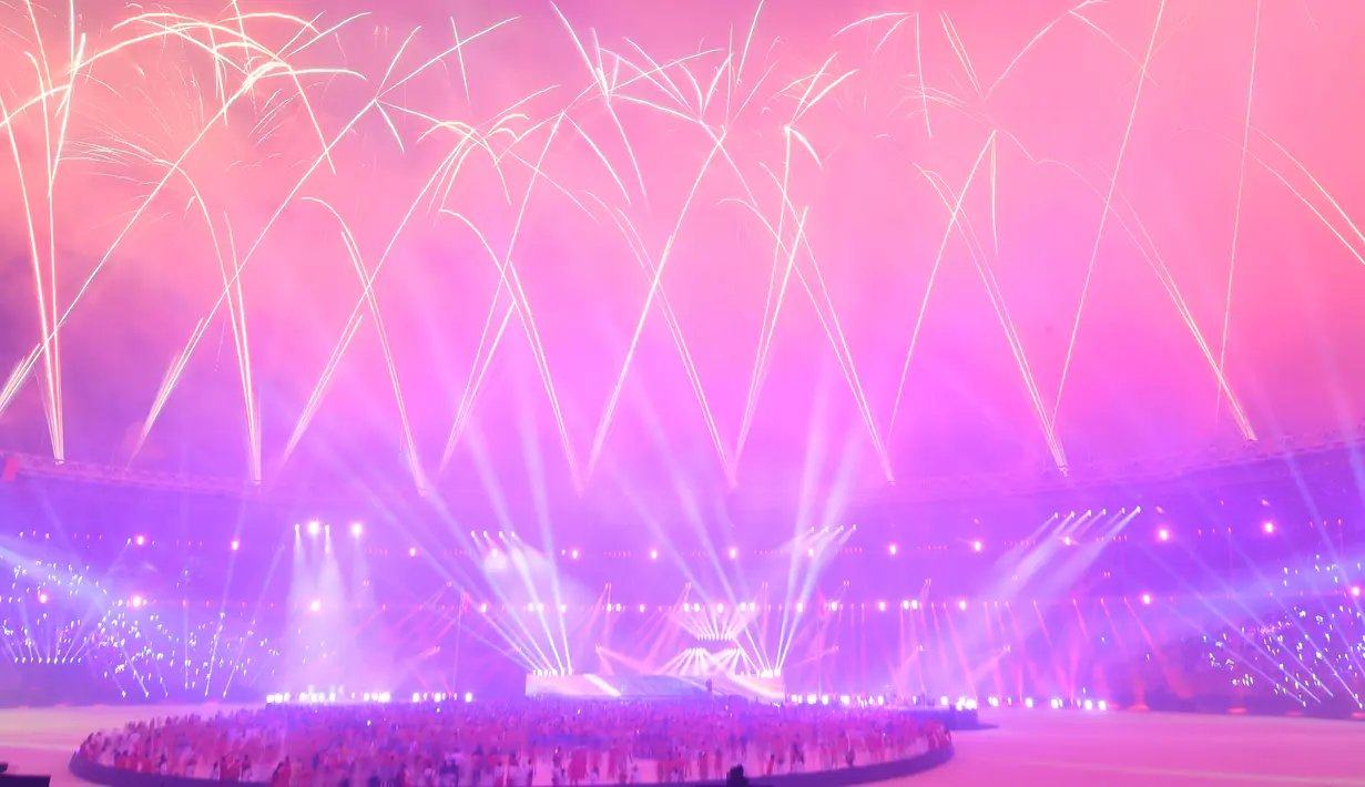 Pesta kembang api menghiasi Stadion Gelora Bung Karno selama upacara penutupan Asian Games 2018 di Jakarta, Minggu (2/9). Sejumlah artis dalam dan luar negeri meriahkan acara penutupan. (AFP Photo/Arief Bagus)