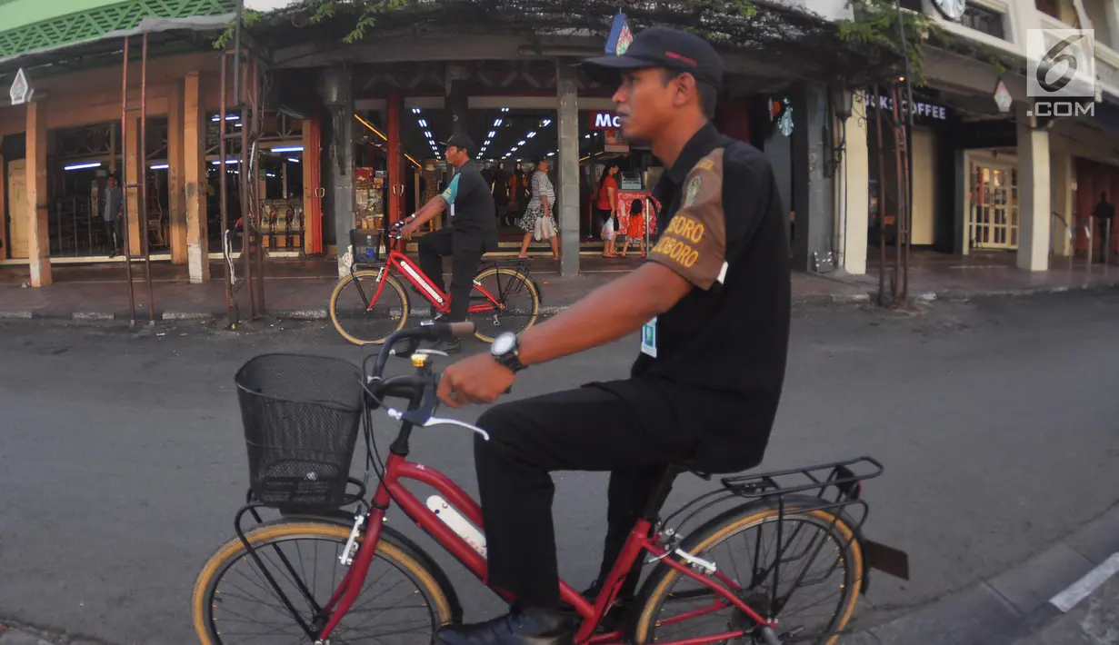 Petugas keamanan setempat (Jogoboro) berpatroli menggunakan sepeda di kawasan wisata Malioboro, Yogyakarta, Selasa (31/10). Penerapan bebas PKL ini dimulai pukul 00.00 WIB hingga 24.00 WIB. (Liputan6.com/Gholib)