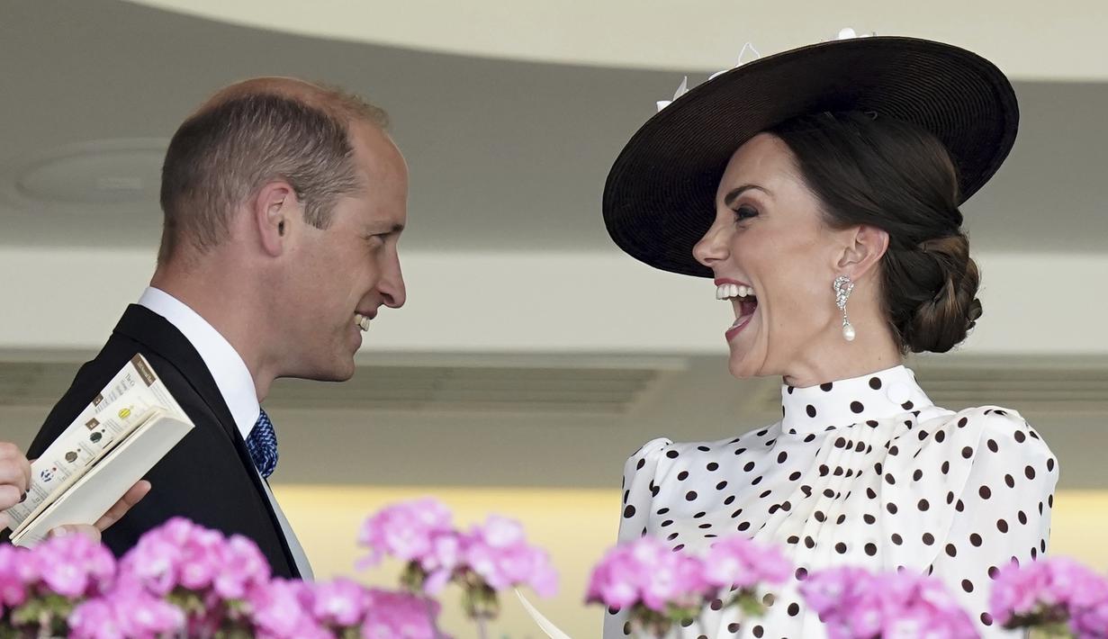 Pangeran William (kiri) dan Kate Middleton menghadiri hari keempat pertemuan pacuan kuda Royal Ascot di Ascot Racecourse, Ascot, Inggris, 17 Juni 2022. Pangeran William dan Kate Middleton membuat penampilan kejutan di Royal Ascot 2022. (Aaron Chown/PA via AP)
