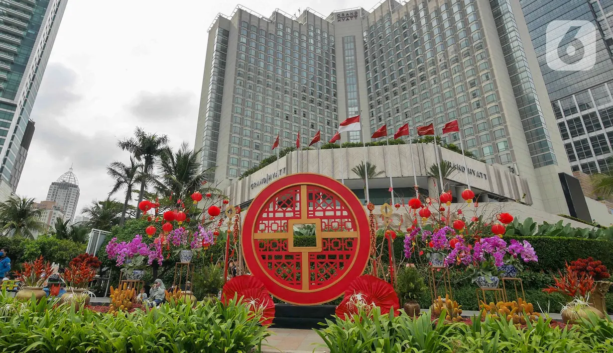 Ornamen dengan nuansa Imlek menghiasi kawasan Bundaran HI, Jakarta, Sabtu (29/1/2022). Ornamen yang didominasi warna merah dan emas ini dipasang dalam rangka menyambut perayaan Tahun Baru Imlek 2573, yang jatuh pada 1 Februari mendatang. (Liputan6.com/Herman Zakharia)
