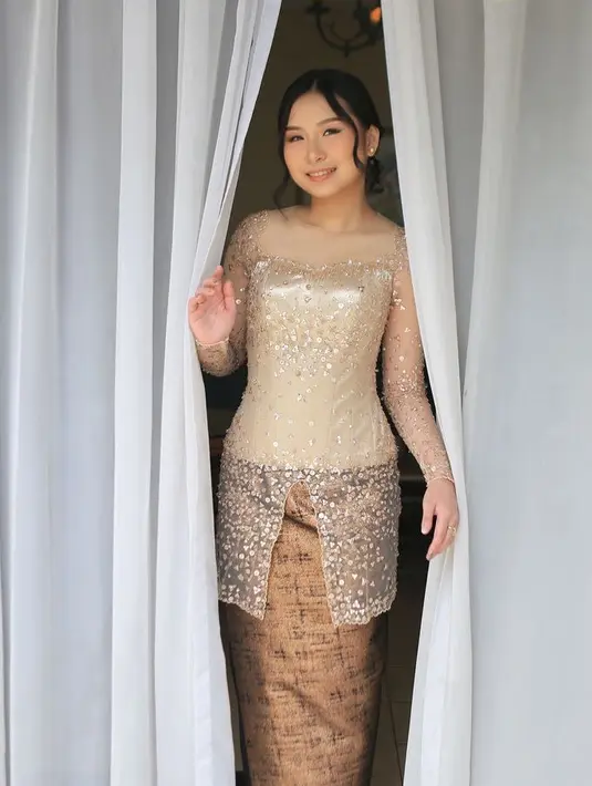 Wajahnya Aliyyah pun dipoles dengan makeup soft. Mengaplikasikan blush on pink dan lipstik nude. Riasan matanya pun dibuat lebih soft. [@aliyyah.kohl]