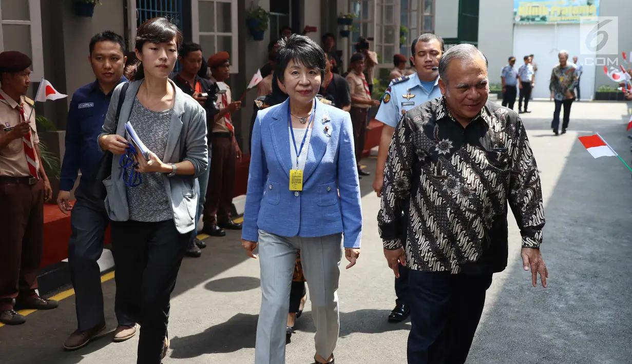 Menteri Kehakiman Jepang Yoko Kamikawa (tengah) saat tiba di Lapas Kelas IIA Narkotika Jakarta di Cipinang, Jakarta, Sabtu (9/9). Kedatangannya tersebut untuk melihat dan belajar berbagai hal dari pengelolaan Lapas di Jakarta. (Liputan6.com/Angga Yuniar)