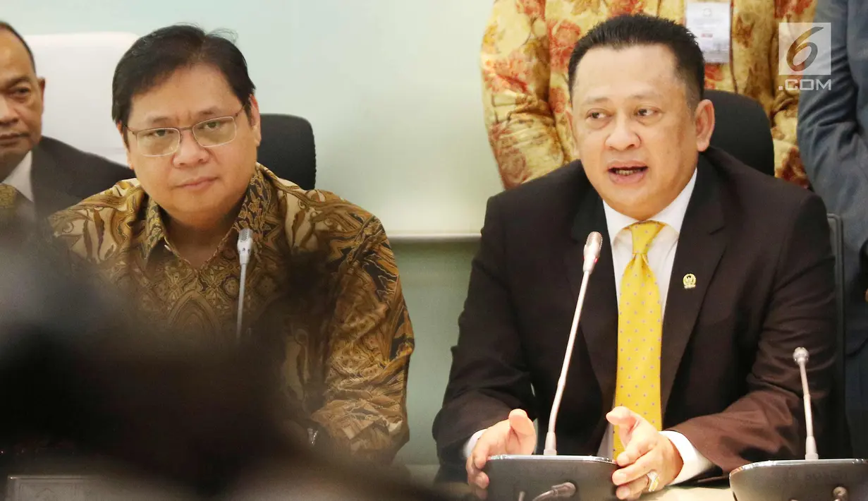 Bambang Soesatyo (kanan) didampingi Ketum Partai Golkar Airlangga Hartarto memberikan keterangan perihal ketua DPR RI, Jakarta, Senin (15/1). Airlangga resmi mengumumkan Bambang Soesatyo sebagai Ketua DPR. (Liputan6.com/Angga Yuniar)