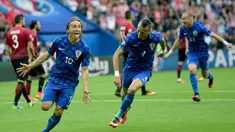Luka Modric mencetak gol tunggal kemenangan Kroasia atas Turki, (12/6/2016). Selain itu, Modric juga menciptakan dua peluang di depan gawang Turki. (AFP/Bulent Kilic)