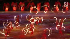Penari membawakan Tari Bali dengan menyalakan api saat pembukaan Asian Games 2018 di Stadion Gelora Bung Karno, Senayan, Jakarta, Sabtu (18/8). Penampilan sejumlah tarian Nusantara membuat penonton terpukau. (Liputan6.com/Fery Pradolo)