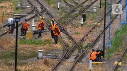 Depo lokomotif ini juga merupakan bagian proyek pembangunan jalur rel dwi ganda atau double-double track Manggarai-Cikarang. (merdeka.com/Imam Buhori)