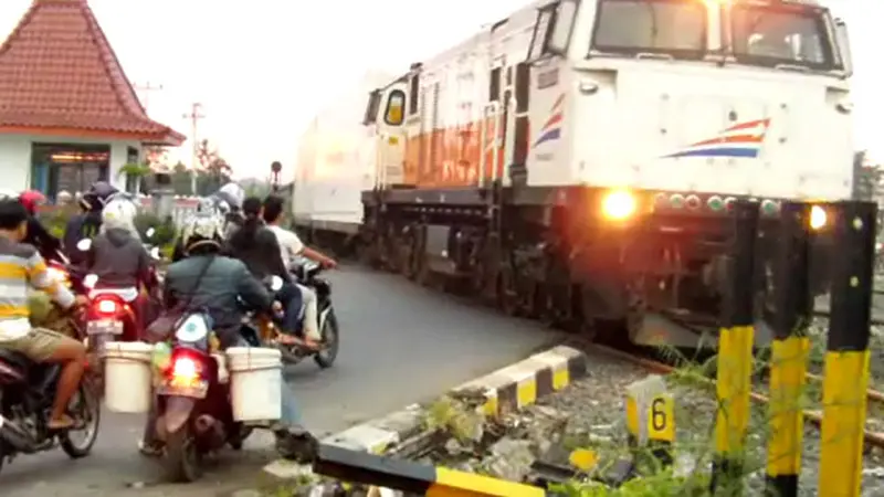 Petugas Lupa Tutup Pintu Perlintasan KA Barang Tabrak Trailer