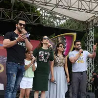 Para pecinta Bollywood kembali berbahagia karena kedatangan sang idola ke Tanah Air. Kali ini giliran para bintang pemeran serial Mohabbatein dan Archana Mencari Cinta yang mendatangi penggemarnya. (Bambang E. Ros/Bintang.com)