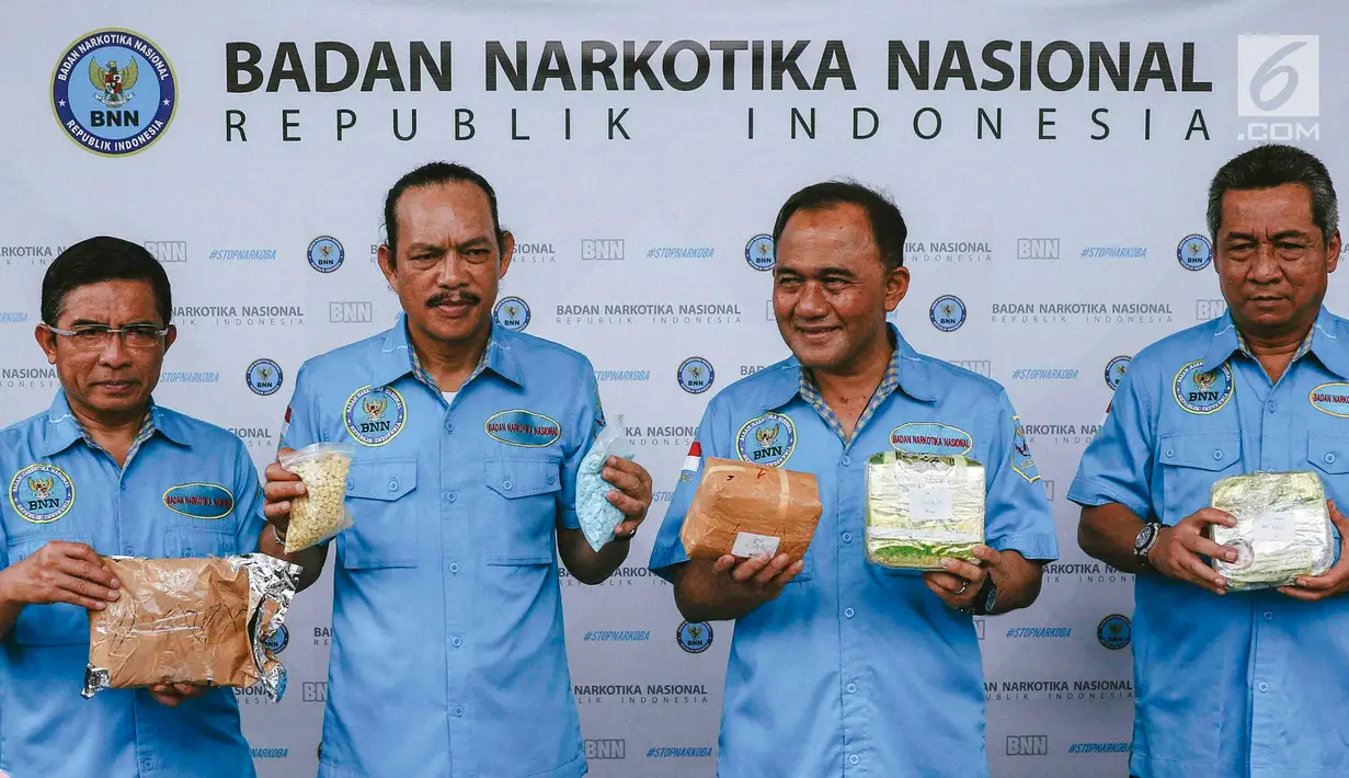 Kepala BNN Komjen Pol Heru Winarko (kedua kanan) didampingi Deputi Pemberantasan BNN Irjen Pol Arman Depari (kedua kiri) menunjukkan barang bukti di Gedung BNN, Jakarta Timur, Rabu (14/11). (Liputan6.com/Immanuel Antonius)