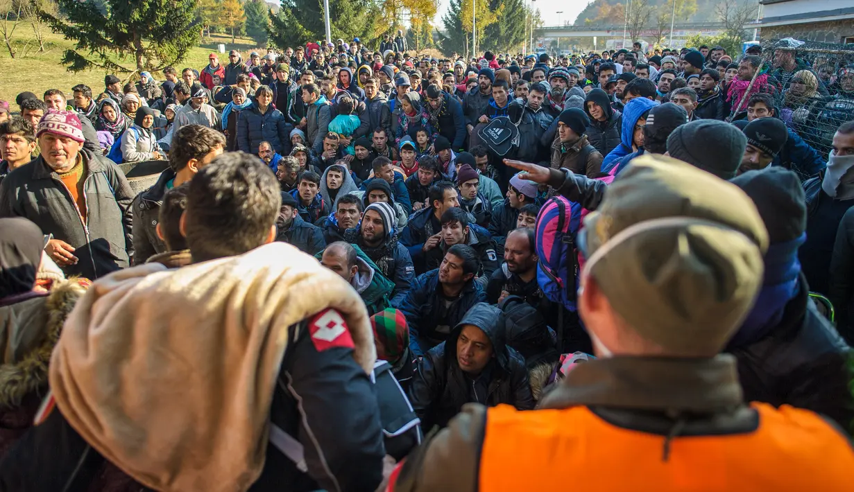 Ribuan imigran berdesakan di Sentilj, Slovenia untuk memasuki Austria, Selasa (3/11). Slovenia mengatakan kewalahan menghadapi arus ribuan migran yang melintasi wilayah negara itu untuk menuju Eropa barat. (AFP PHOTO/RENE GOMOLJ)
