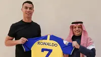 Cristiano Ronaldo resmi bergabung dengan Al Nassr pada Jumat (31/12/2022) dini hari WIB setelah akun media sosial mereka mengumumkan prekrutannya. CR7 diketahui akan bermain di klub kaya Arab Saudi itu hingga tahun 2025. Ia juga akan mendapatkan bayaran yang terbilang fantastis, yaitu 200 juta euro atau Rp3,3 triliun per tahun. (AFP/Al Nassr Football Club)