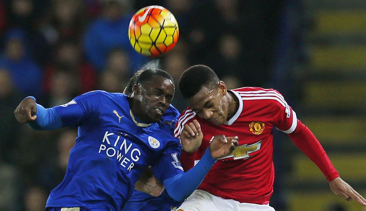 Penyerang MU, Anthony Martial, duel udara denga pemain Leicester, Ngolo Kante, pada laga Liga Premier Inggris di Stadion King Power, Inggris, Sabtu (28/11/2015). (Reuters/Eddie Keogh)