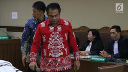 Mantan sekretaris Komisi B DPRD Kalteng. Punding Ladewiq H Bangkan saat sidang perdana pembacaan dakwaan di Pengadilan Tipikor, Jakarta, Rabu (13/3). Empat Anggota DPRD Kalteng didakwa menerima suap senilai Rp240 juta. (Liputan6.com/Helmi Fithriansyah)