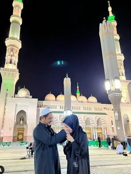 Rupanya momen umrah tersebuh juga bertepatan dengan hari ulang tahun Pasha pada, Minggu (27/11/2022). Adelia pun mengunggah foto keduanya saat berada di Masjid Nabawi sambil memberikan ucapan selamat ulang tahun pada Pasha. (Liputan6.com/IG/@adeliapasha)