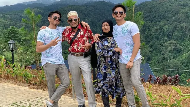 Meninggal Dunia, Ini 7 Potret Kenangan Rizki dan Ridho D'Academy Bersama Sang Ayah