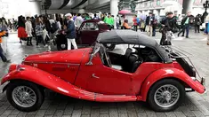 Sejumlah pengunjung melihat mobil antik dan klasik yang dipamerkan dalam acara Japan Classic Automobile 2017 di jembatan Nihonbashi di Tokyo, Jepang (9/4). (AFP/Toshifumi Kitamura