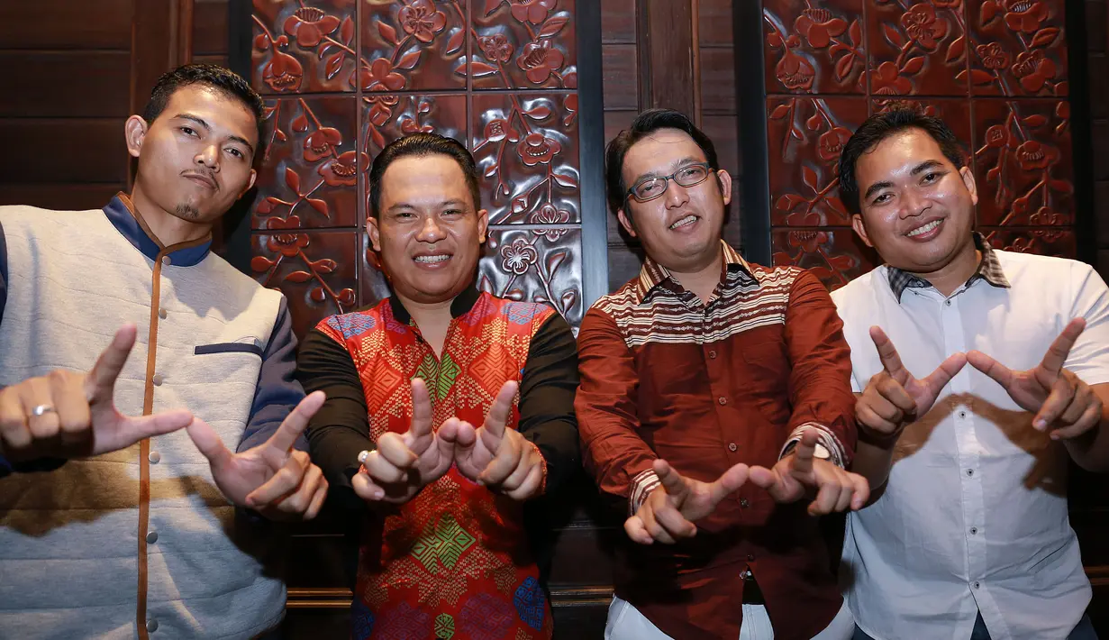 "Kalau via WA dan telfonan sih udah maaf-maafannya. Tapi kurang afdhol kalau gak ketemu. Nah ini pertama sekalian manggung di PRJ juga," kata Apoy menambahkan. (Galih W. Satria/Bintang.com)