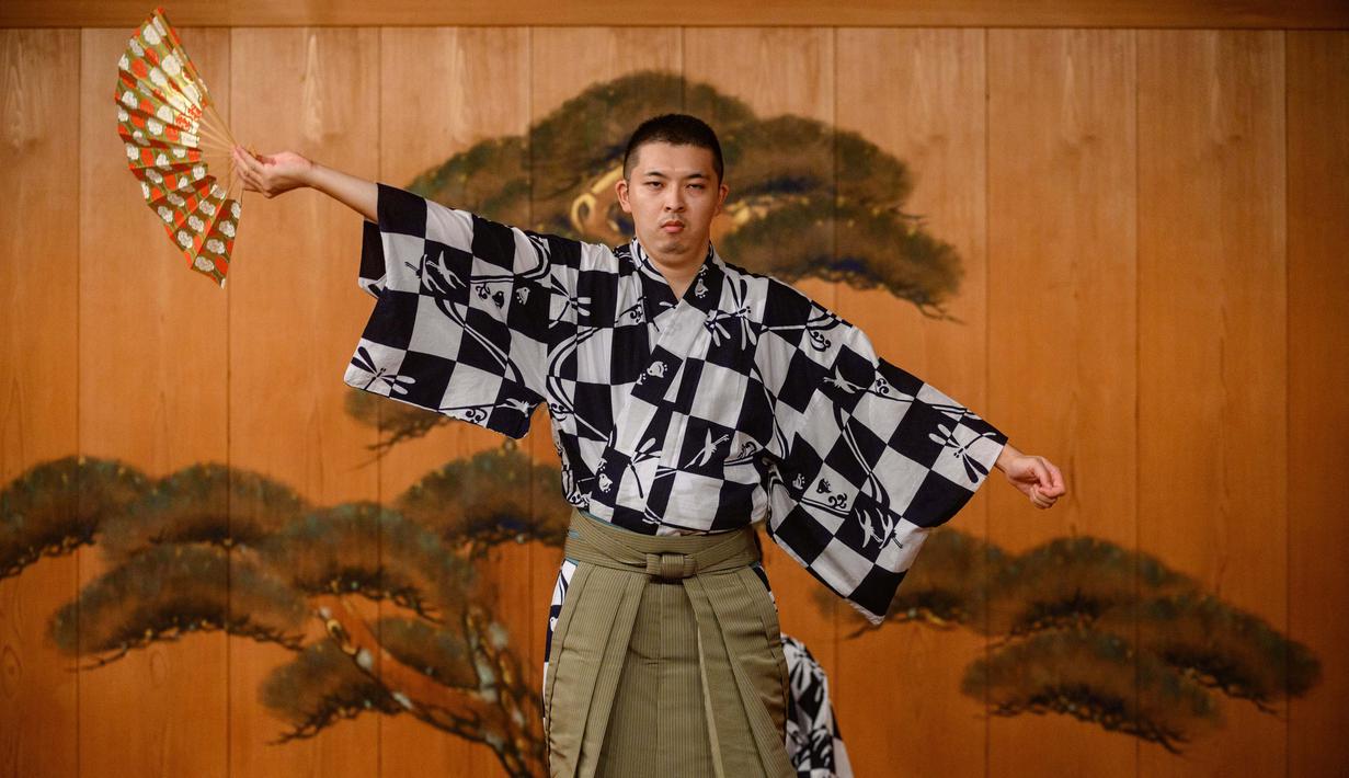 Kennosuke Nakamori berlatih di Kamakura Noh Theatre, Kamakura, Prefektur Kanagawa, Jepang, 29 Juli 2020. Pandemi COVID-19 telah memengaruhi teater di seluruh dunia, termasuk drama yang diturunkan dari generasi ke generasi sejak abad ke-14 ini. (Philip FONG/AFP)