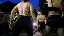 Seorang wanita dari sebuah kelompok seni bertelanjang dada saat berunjuk rasa memprotes maraknya pemerkosaan dan kekerasan seksual di pusat kota Rio de Janeiro, Brasil, Rabu (1/6). (REUTERS/Ricardo Moraes)