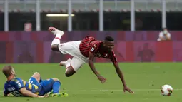 Penyerang AC Milan, Rafael Leao saat dilanggar pemain Parma, Riccardo Gagliolo pada pertandingan lanjutan Liga Serie A Italia di Stadion San Siro di Milan, Italia (15/7/2020). AC Milan menang telak 3-1 atas Parma. (AP Photo/Luca Bruno)
