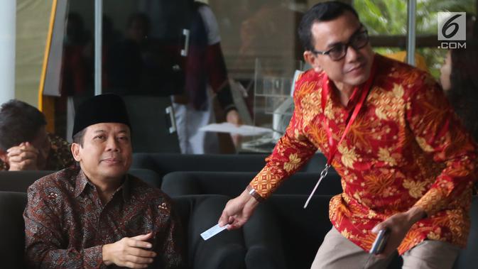 Wakil Ketua DPR Bidang Keuangan Taufik Kurniawan (kiri) menunggu pemeriksaan di Gedung KPK, Jakarta, Jumat (2/11). Taufik menjalani pemeriksaan perdana pascaditetapkan sebagai tersangka oleh KPK. (Merdeka.com/Dwi Narwoko)