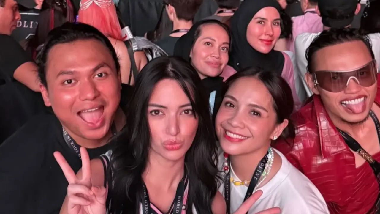 Gaya Totalitas Artis Tanah Air Nonton Konser Blackpink Singapura. [@ramadhaniabakrie]