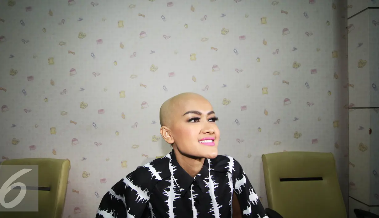 Pedangdut Julia Perez bersiap mengikuti sidang cerai di Pengadilan Negeri Jakarta Selatan, Rabu (6/4). Sidang kedua dengan agenda mediasi tersebut kembali tidak dihadiri suaminya, Gaston Castano. (Liputan6.com/Immanuel Antonius)