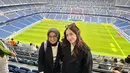 Saat mengunjungi Stadion Santiago Bernabéu, Livia tak bisa menyembunyikan rasa kagumnya. Ia berpose bersama Nagita Slavina, dengan latar tribun megah dan hamparan rumput hijau yang ikonik. Bisa melihat langsung stadion bersejarah milik Real Madrid tentu menjadi pengalaman luar biasa baginya. (Liputan6.com/IG/@liviajunitaa)