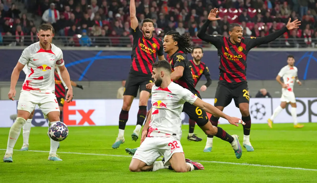 Para pemain Manchester City mengajukan banding atas keputusan handball saat melawan RB Leipzig pada pertandingan sepak bola leg pertama babak 16 Liga Champions di Leipzig, Jerman, 22 Februari 2023. Pertandingan berakhir imbang 1-1. (AP Photo/Michael Sohn)