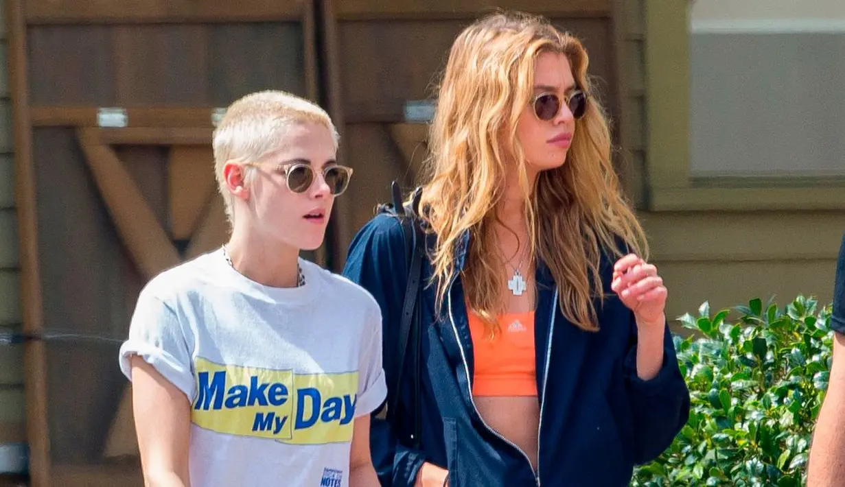 Saat ini, Robert Pattinson sendiri dikabarkan masih menjomblo sementara Kristen Stewart setia dengan Stella Maxwell. (Daily Mirror)