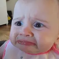 Mukanya tampak panik namun menggemaskan kala ia 'emoh' mengonsumsi daging buah avokad.