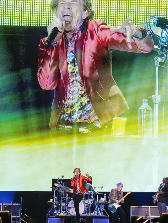 Personel grup band The Rolling Stones Mick Jagger ditampilkan pada layar saat tampil dalam tur Sixty Stones Europe 2022 di Stadion Wanda Metropolitano, Madrid, Spanyol, 1 Juni 2022. (AP Photo/Manu Fernandez)