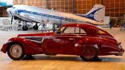 Mobil Alfa Romeo 8C 2900B tahun 1939 dipamerkan di hanggar Orly, Paris, Senin (26/11). Mobil yang akan dilelang pada acara Retromobile, 8 Februari 2019 ditaksir dengan nilai 16-22 miliar Euro atau sekitar 250-350 miliar Rupiah. (Francois Guillot / AFP)