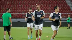 Pemain PSM Makassar, Wiljan Pluim (dua kanan) dan Kenzo Nambu (kanan), saat menjalani sesi latihan di Stadion Kapten I Wayan Dipta, Senin (5/6/2023). PSM Makassar akan menjalani leg 1 Kualifikasi Playoff Liga Champions Asia 2023/2024 melawan tuan rumah Bali United esok hari. (Bola.com/Alit Binawan)