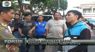 Pengemudi ojek online di Salatiga, Jawa Tengah ini diserahkan oleh ratusan sopir angkot ke kantor Pemkot. Apa sebabnya?