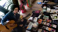 Punya Barang Peninggalan Mantan? Jual Aja di Pasar Patah Hati