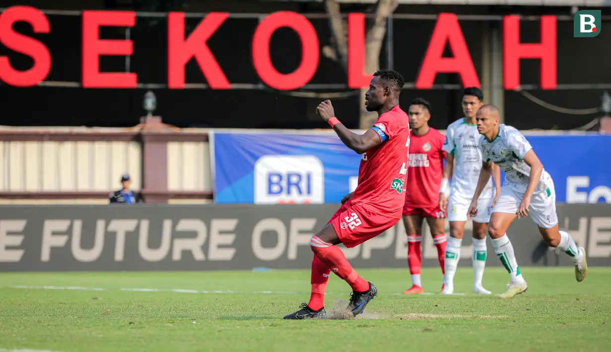 <p>Pemain Semen Padang, Kenneth Ngwoke melepaskan tendangan penalti ke gawang PSS Sleman pada laga pekan ke-3 BRI Liga 1 2024/2025 di Lapangan STIK-PTIK, Jakarta Selatan, Senin (26/8/2024). (Bola.com/Bagaskara Lazuardi)</p>