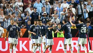 Para pemain Argentina merayakan gol kedua tim mereka dalam laga persahabatan internasional melawan Honduras di Kyle Field, College Station, Texas, pada 6 Juni 2026.

RONALDO SCHEMIDT / AFP